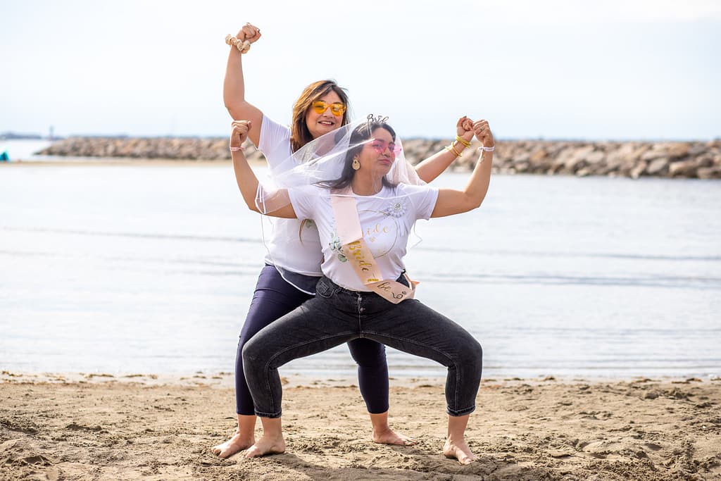 groupes de filles, sur une plage qui font les folles