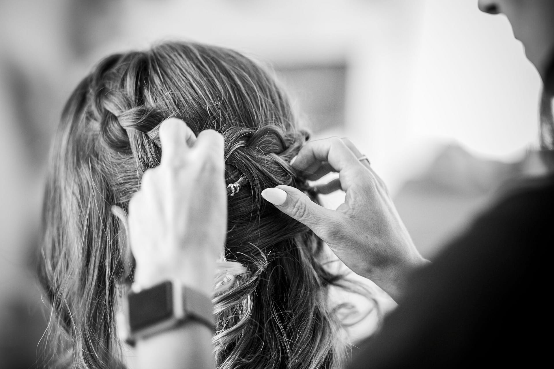 Qui paie la coiffure de vos proches le jour J ? Astuces pour un budget de mariage équilibré